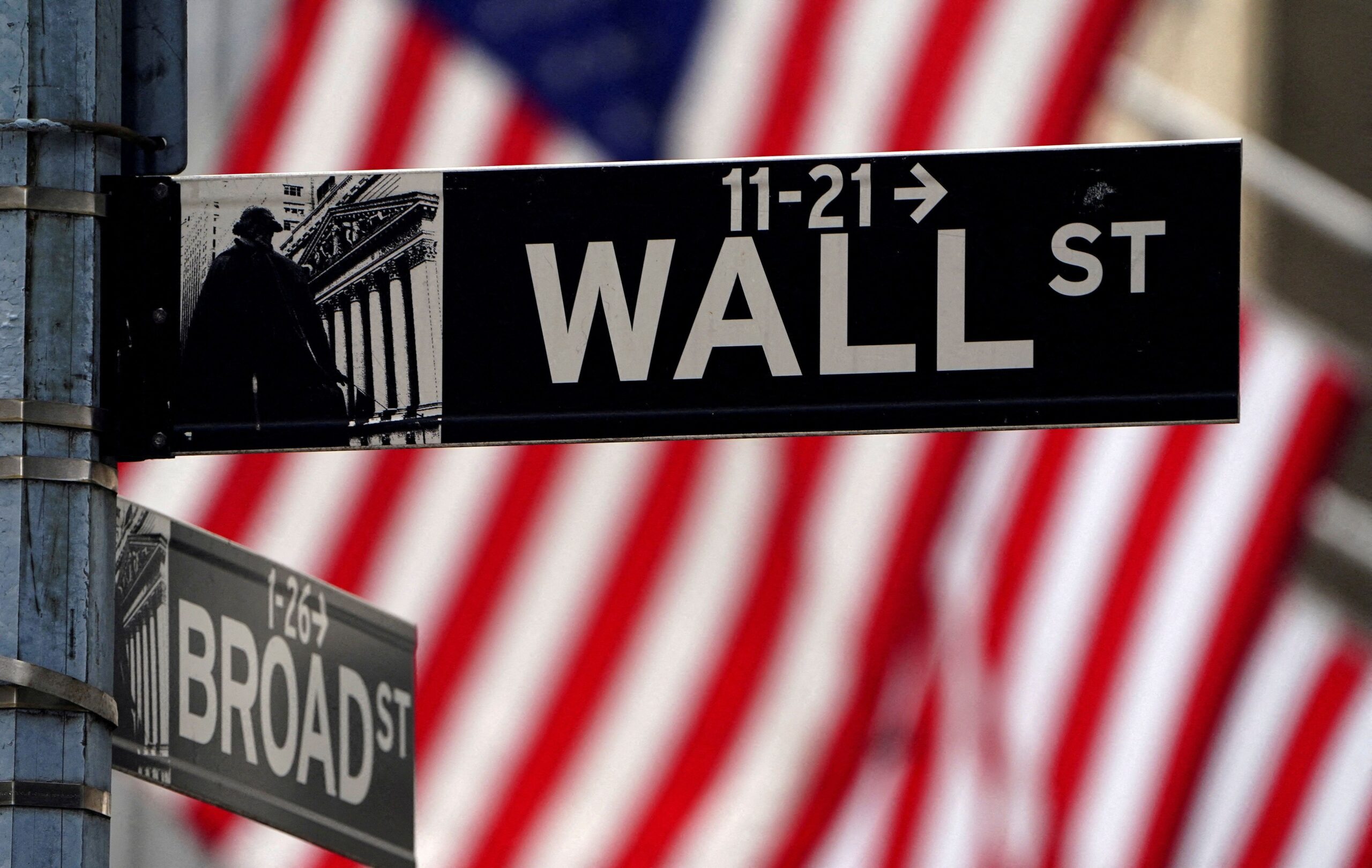 Wall Street encerra em queda após Powell baixar ânimos sobre corte de juros