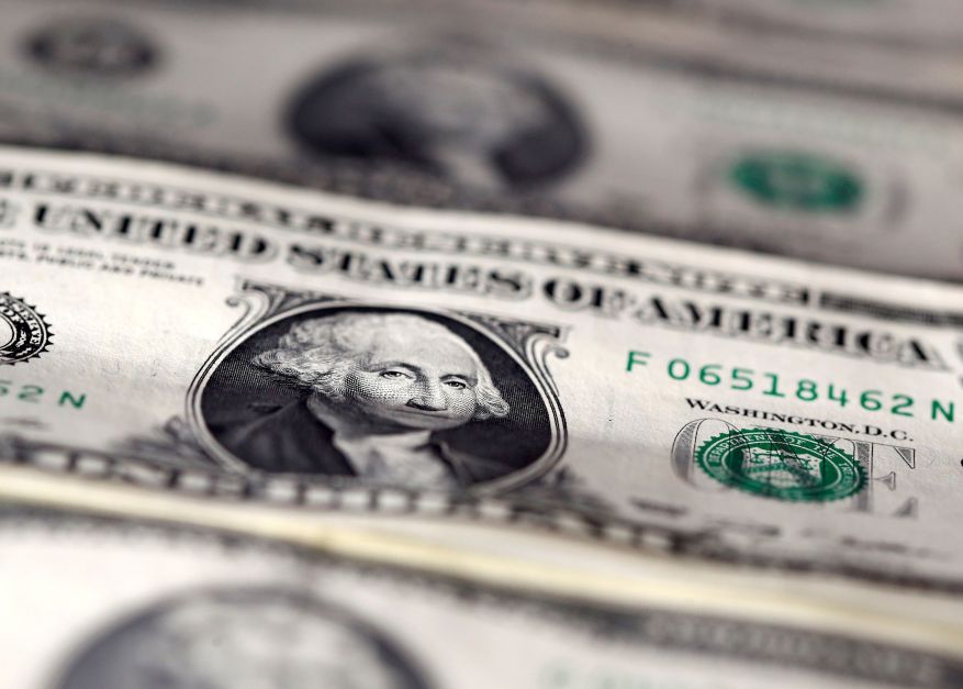 Dólar abre em queda com tramitação da pauta fiscal em foco