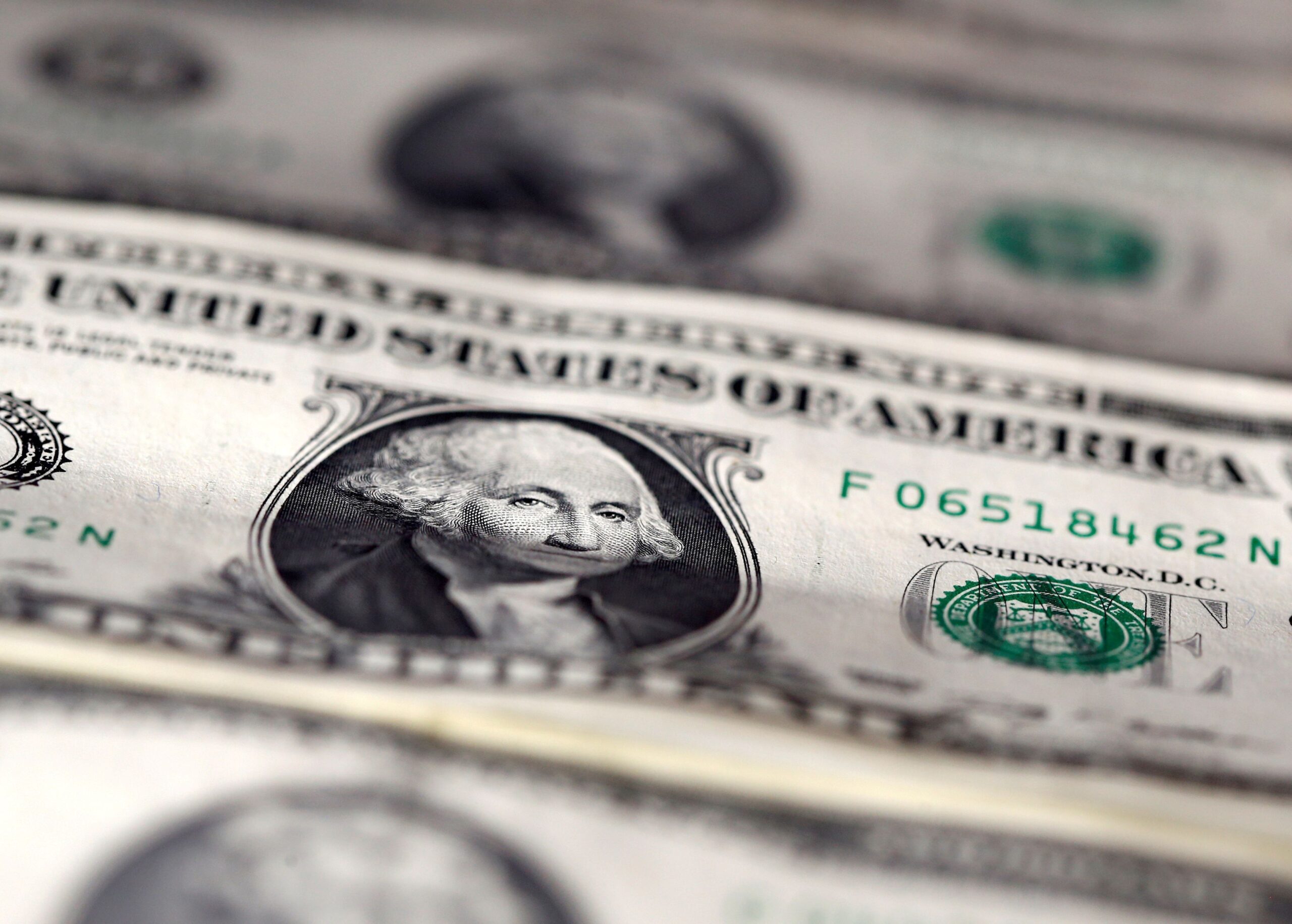 Dólar sobe após decepção com medida da China e EUA no radar