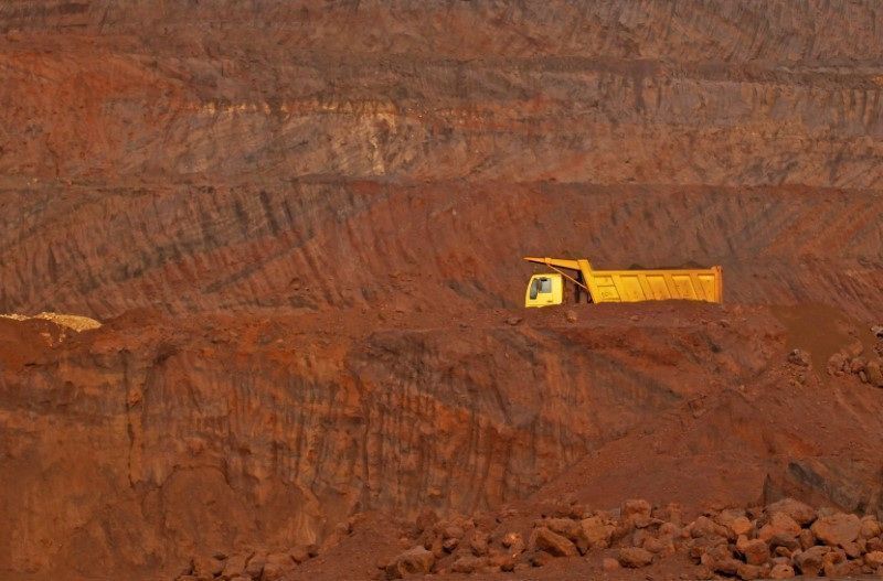 Minério de ferro amplia ganhos com embarques reduzidos e exportações robustas de aço da China
