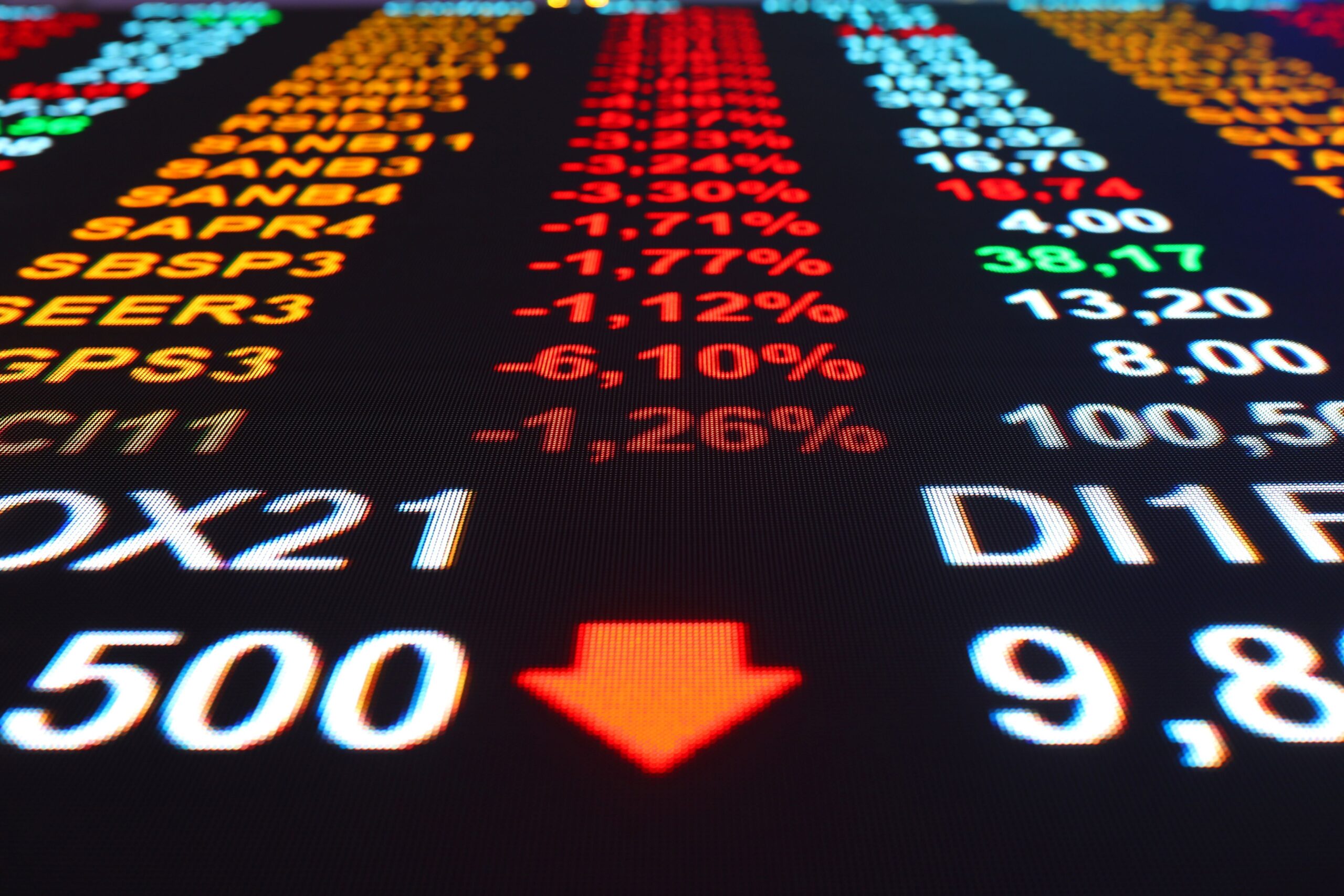 Ibovespa sobe com noticiário corporativo; preocupação fiscal pressiona dólar