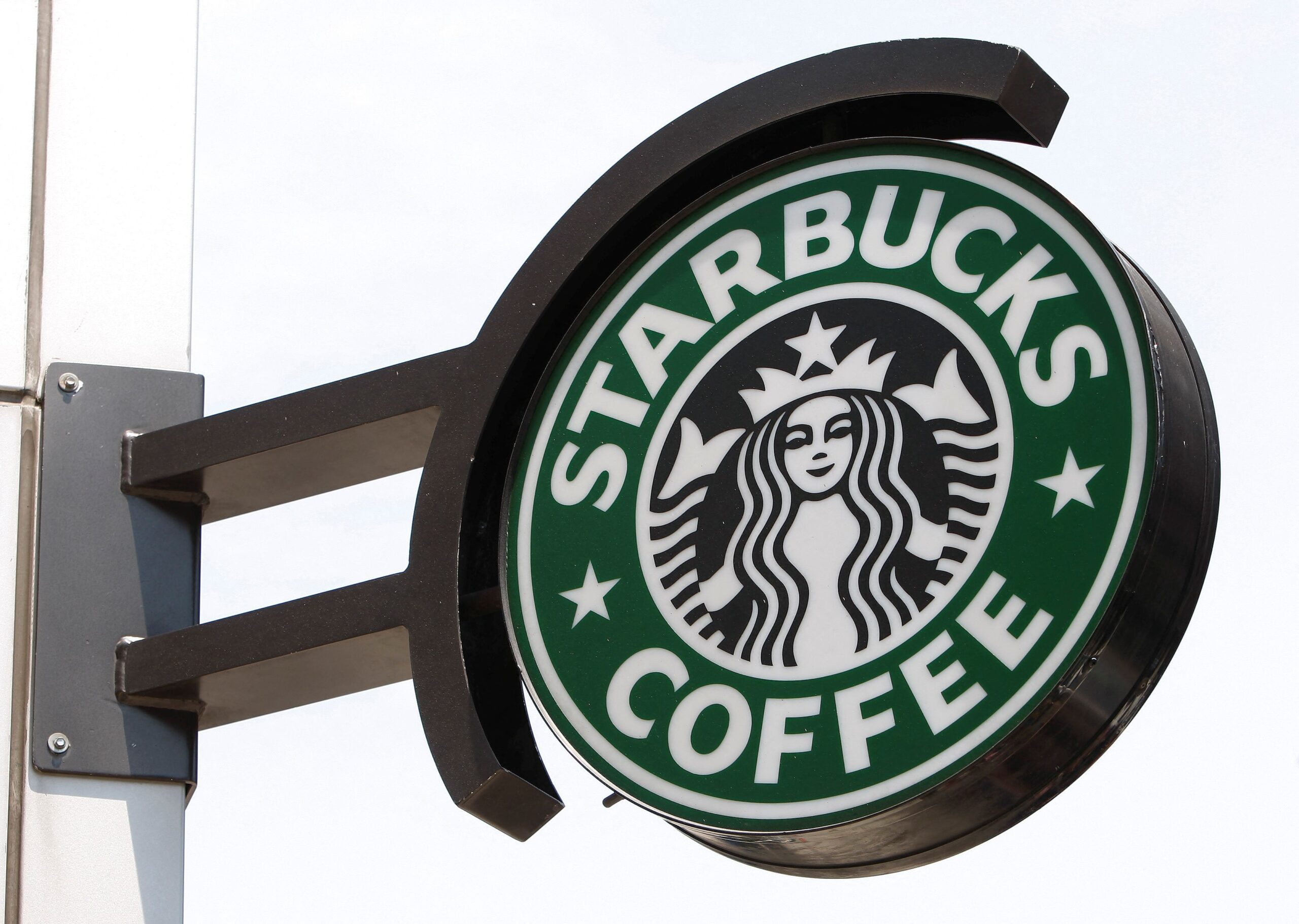Nome escrito à mão e açúcar: Starbucks volta às origens para atrair clientes novamente