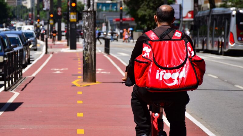 iFood vai recorrer de decisão que sobre vínculo a entregadores por hora trabalhada