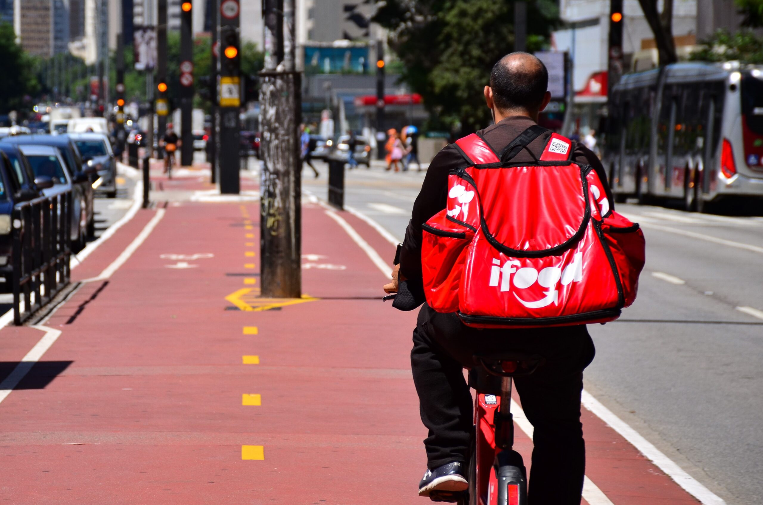 iFood vai recorrer de decisão que sobre vínculo a entregadores por hora trabalhada