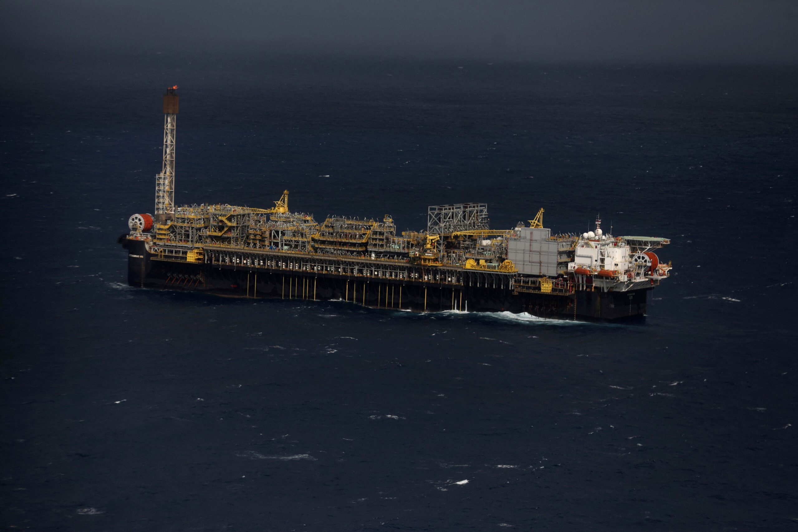 Petróleo fecha em queda com foco em dados dos EUA e Oriente Médio