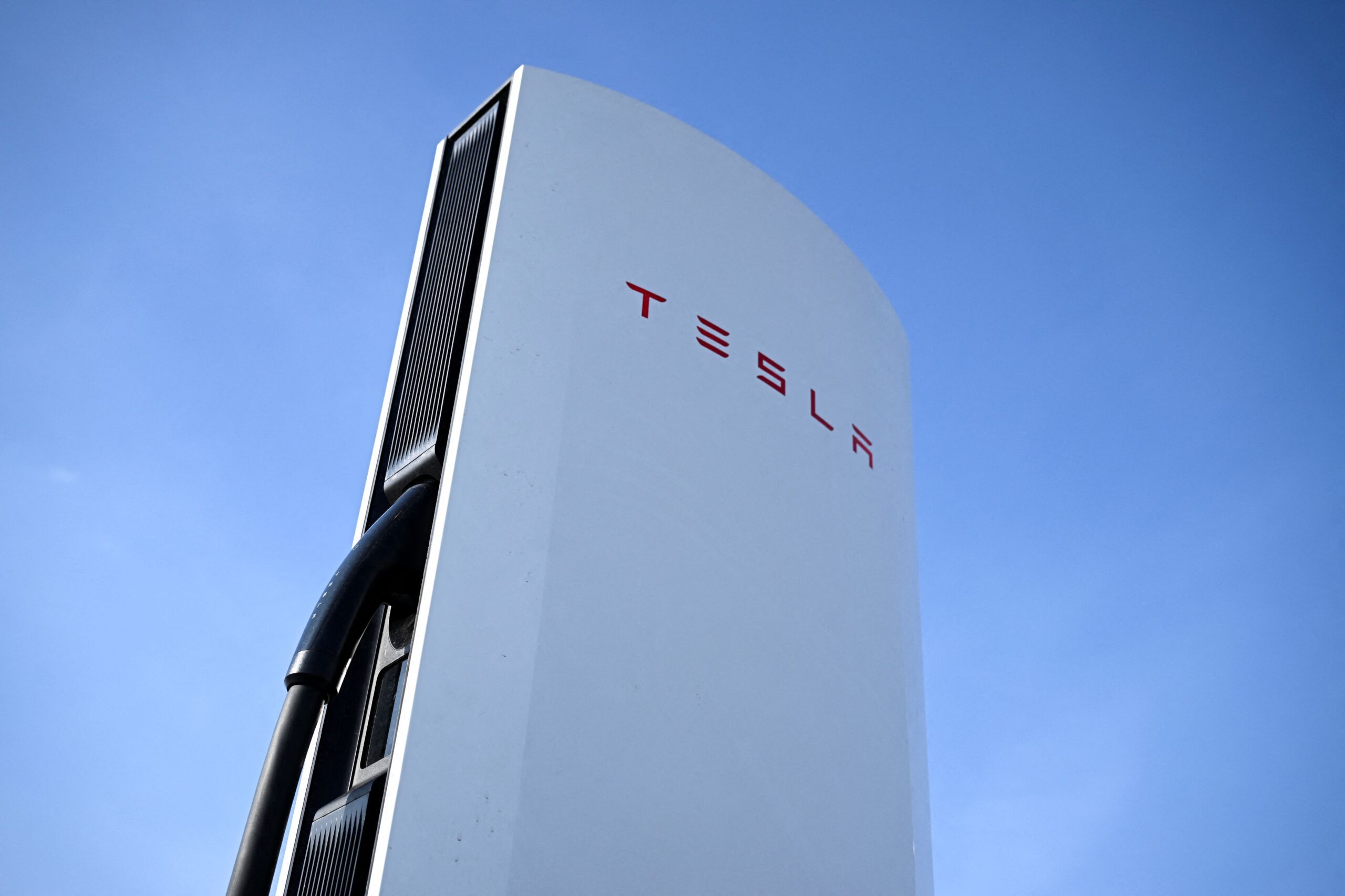 Governo dos EUA estão investigando a segurança do “piloto automático“ dos carros da Tesla
