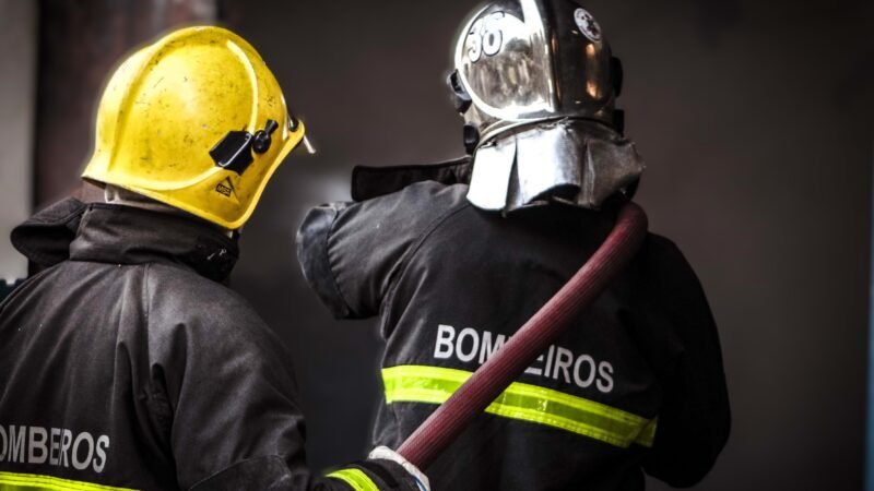 Corpo de Bombeiros Militar combate incêndio em apartamento em Cuiabá