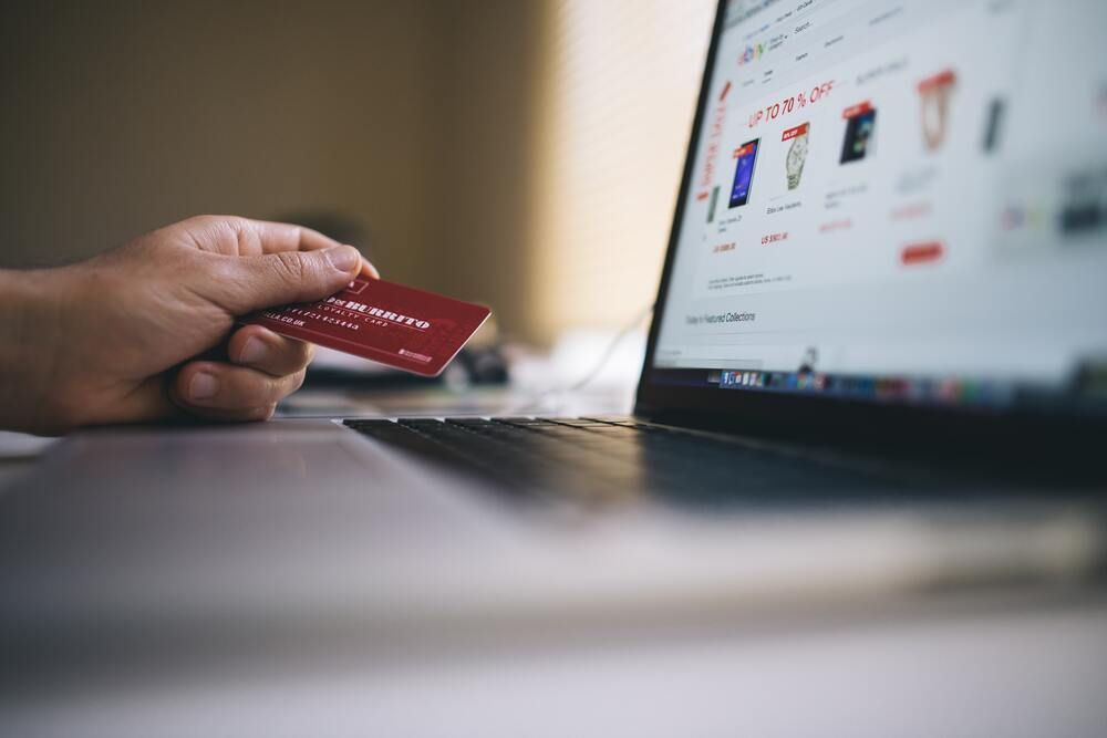 70% dos consumidores devem usar 13º para comprar na Black Friday, diz Google