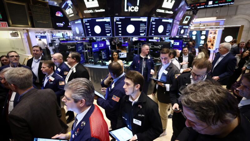Ações da Amazon sobem e Wall St avança, apesar de fraqueza de emprego e vendas da Apple