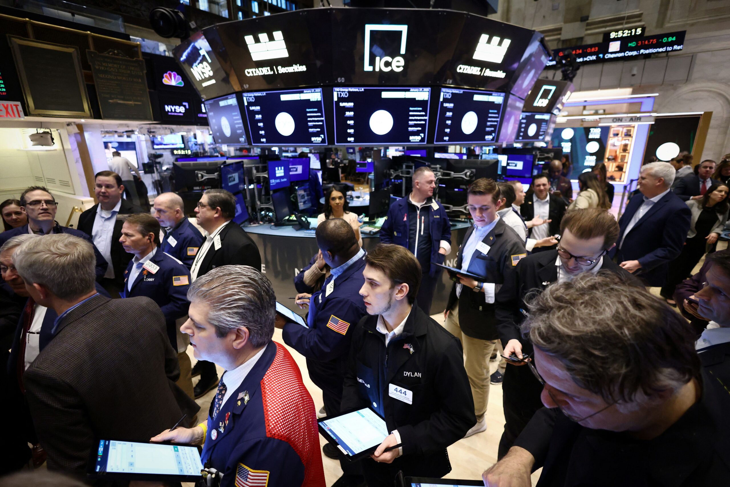 Ações da Amazon sobem e Wall St avança, apesar de fraqueza de emprego e vendas da Apple
