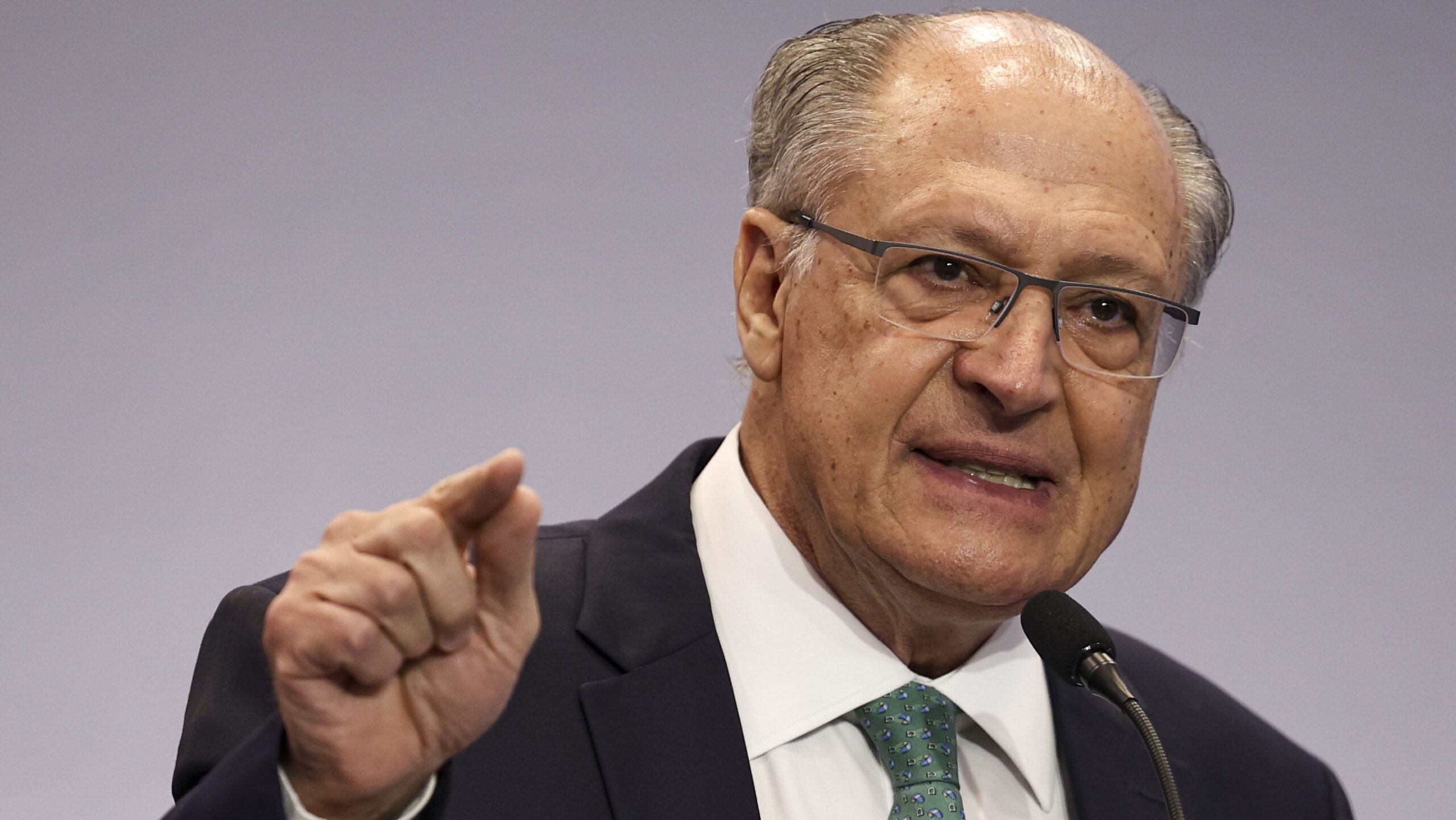 Alckmin diz que dólar deve cair após aprovação de corte de gastos