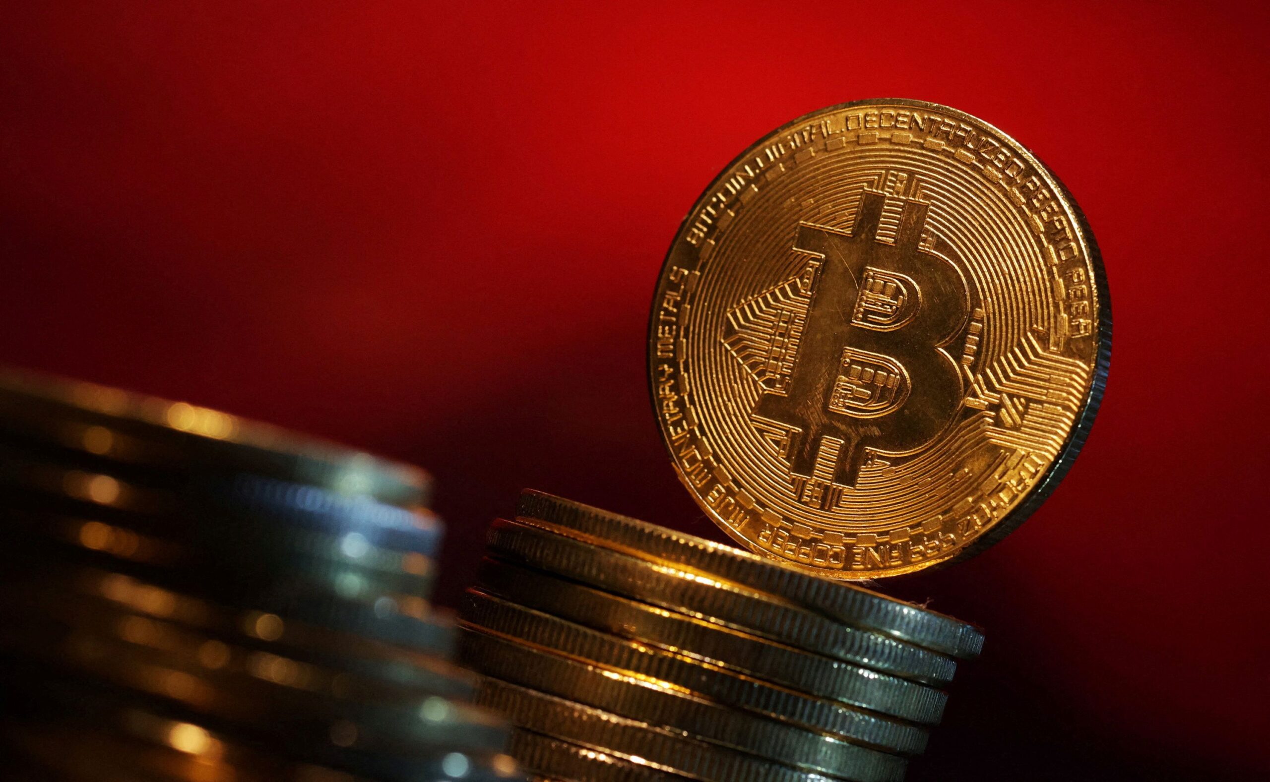 Bitcoin sobe e ultrapassa US$ 90 mil pela primeira vez
