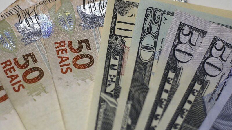 Dólar avança com tensões geopolíticas e fiscal no radar; bolsa sobe
