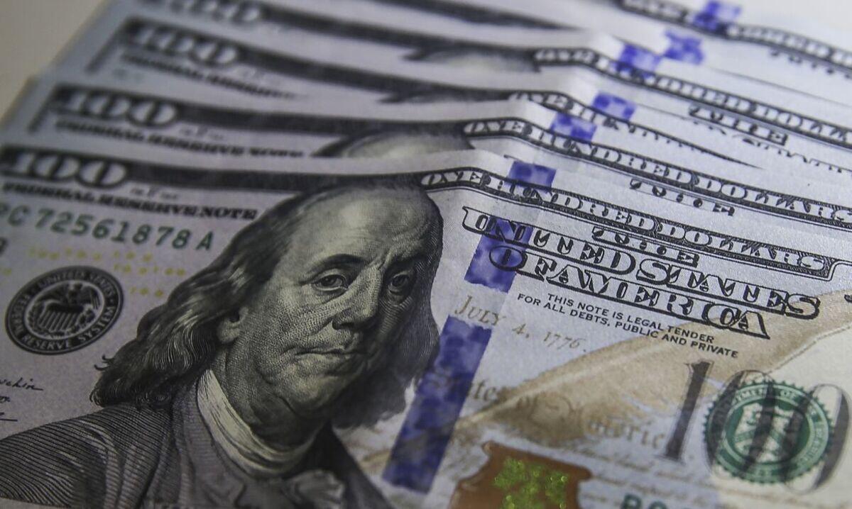 Dólar tem leve queda com exterior e pacote fiscal no radar