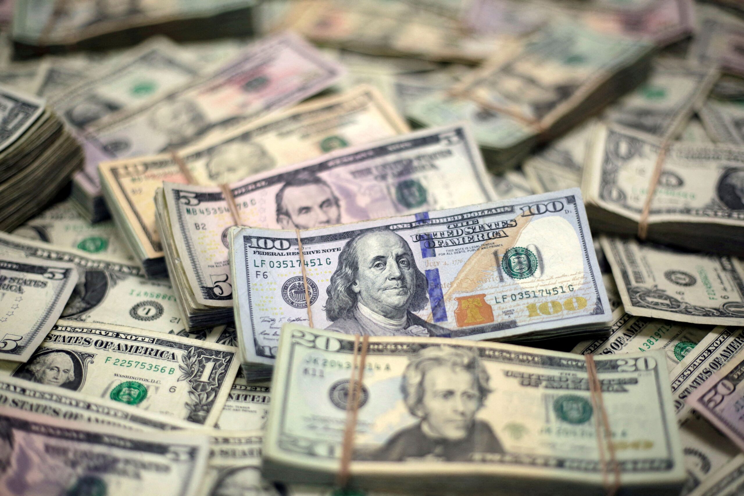 Dólar deprecia ante euro e iene, mas acumula alta em outubro