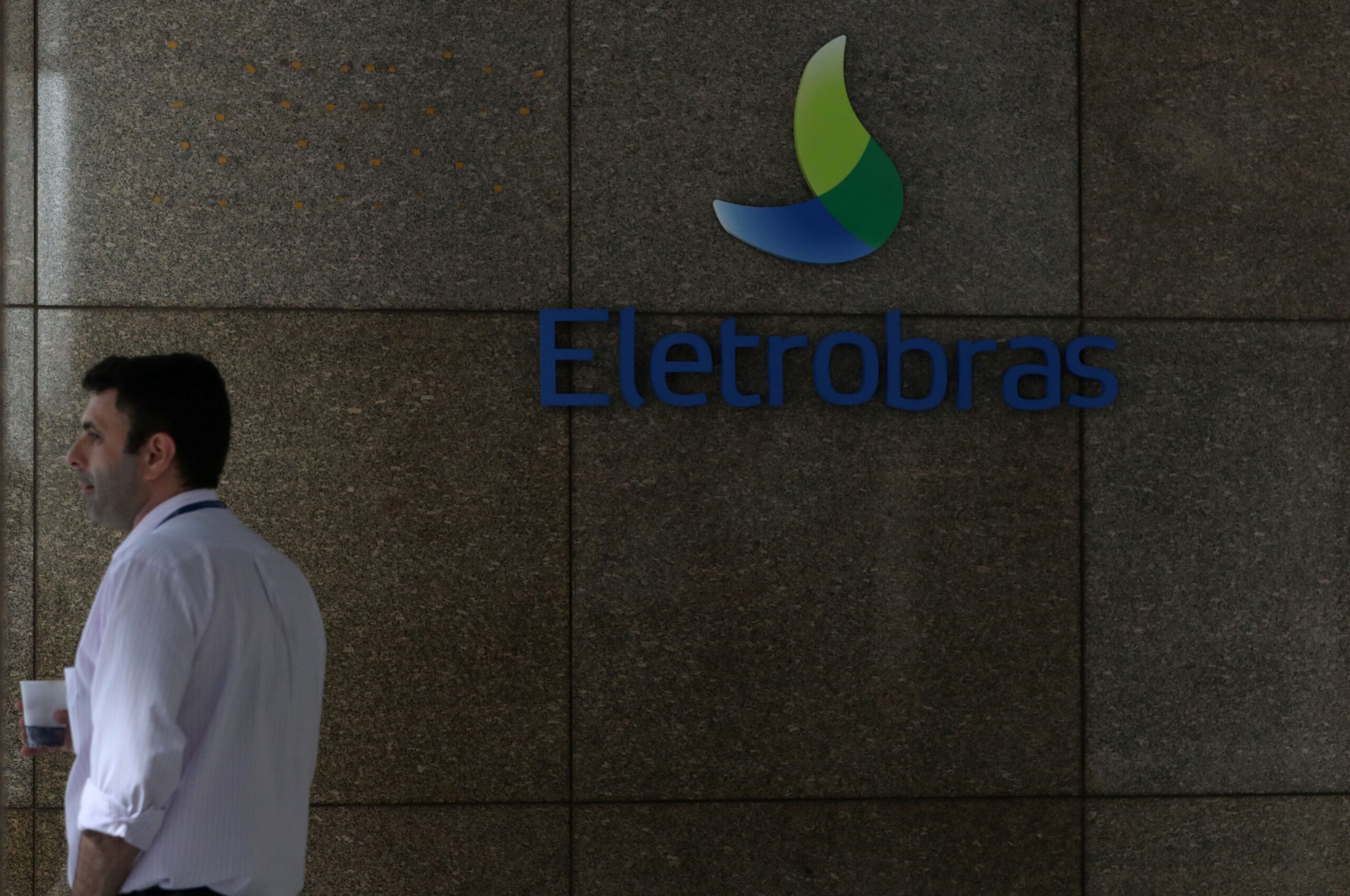 Eletrobras tem lucro ajustado de R$ 7,56 bi no 3º tri