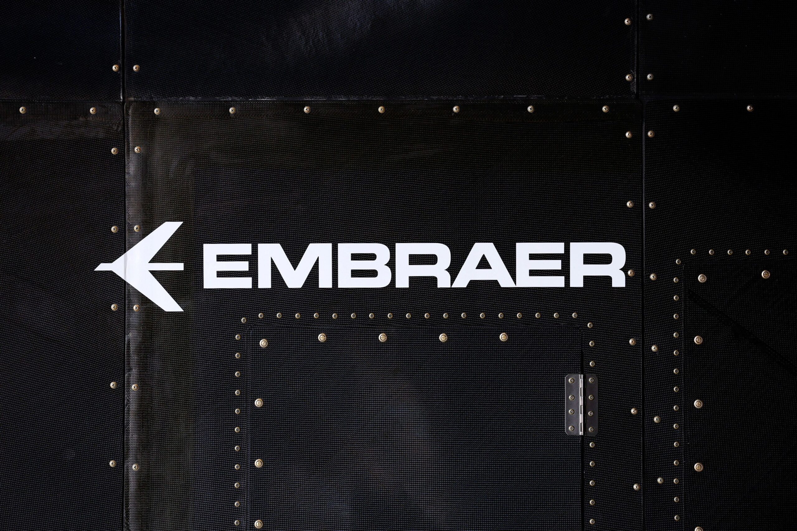 Embraer tem salto no lucro do 3º tri, reduz previsão de entregas