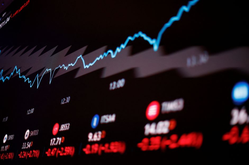 Ibovespa abre em alta de 0,02% aos 126.944 pontos; dólar cai 0,12%