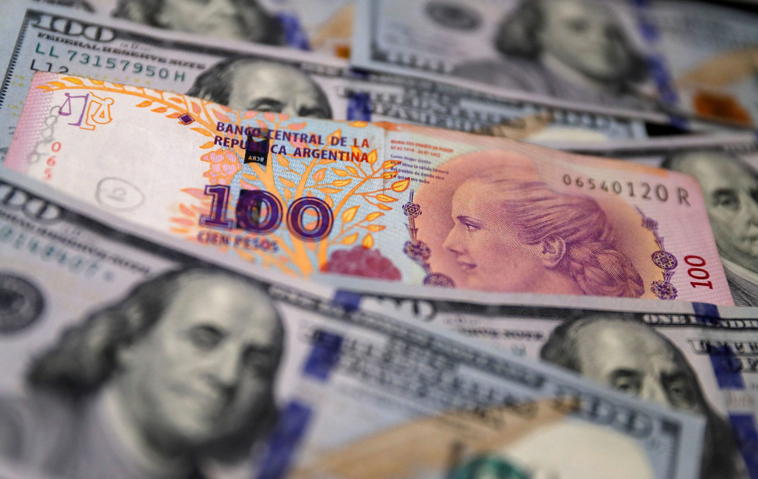 Inflação na Argentina fica abaixo de 200% em meio a queda do consumo