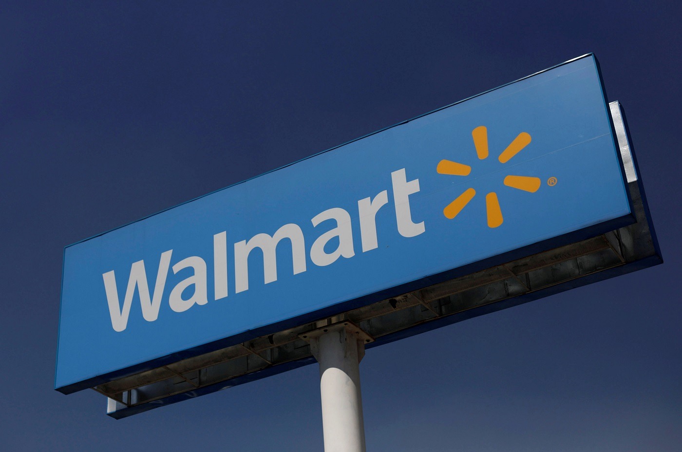 Walmart eleva projeções anuais com aposta em fortes compras de fim de ano