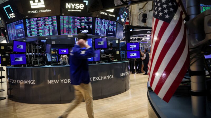 Bolsas de NY fecham em queda com ajuste de recordes e tecnologia sob pressão