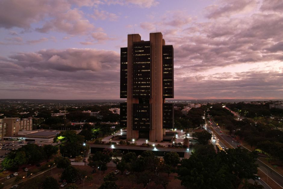 Mercado eleva a 12% projeção para juros em 2024 e vê inflação acima do teto em 2025