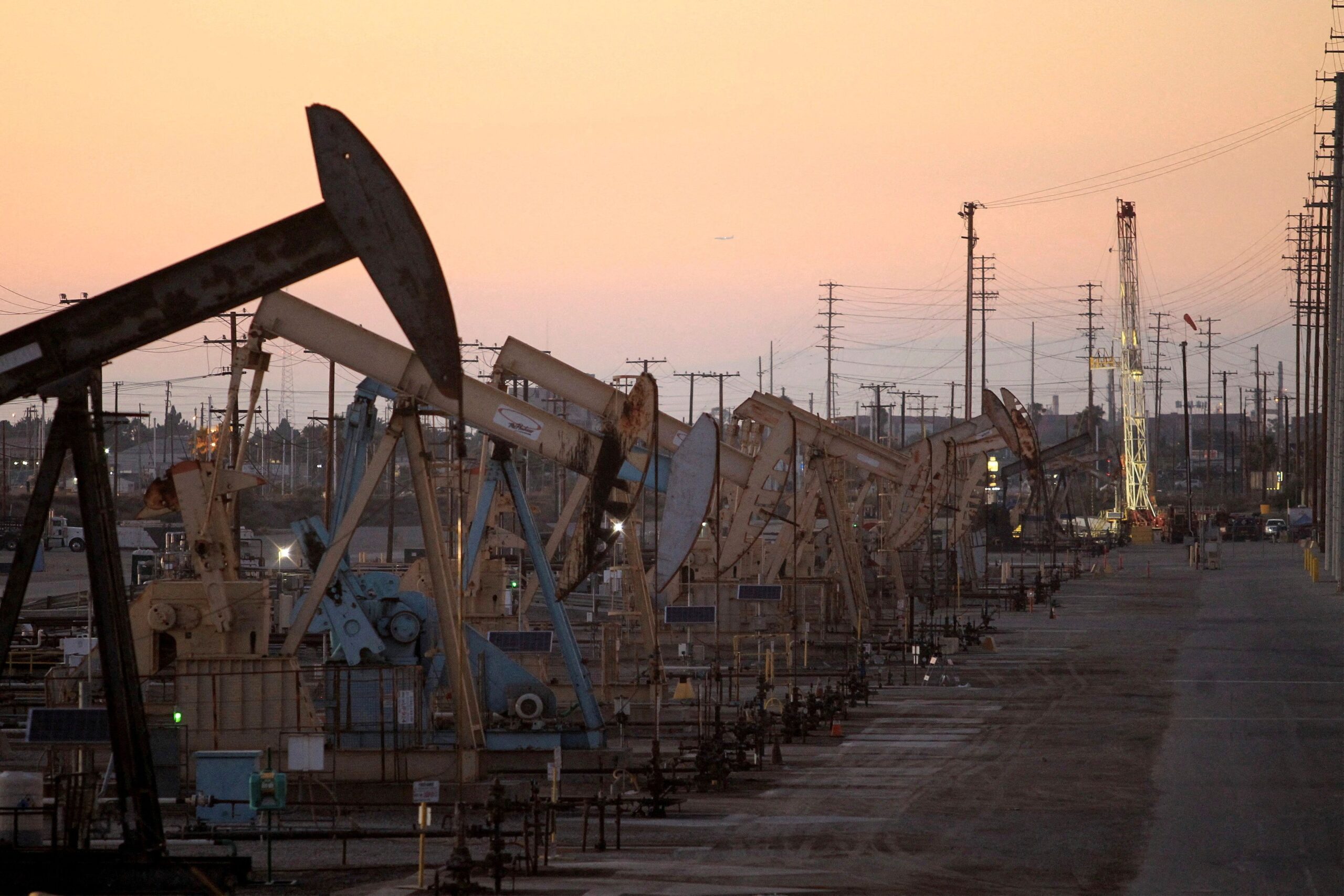Petróleo fecha em baixa, sem novos sinais de elevação para a demanda