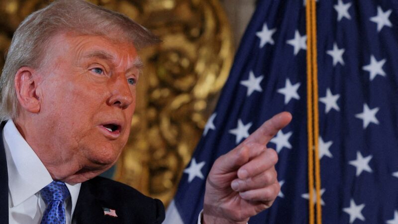 Trump diz que vai começar a tarifar compra de petróleo até 18 de fevereiro