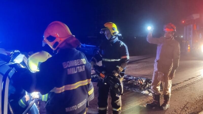 Corpo de Bombeiros socorre vítima de acidente de trânsito entre carro e carreta na BR-163