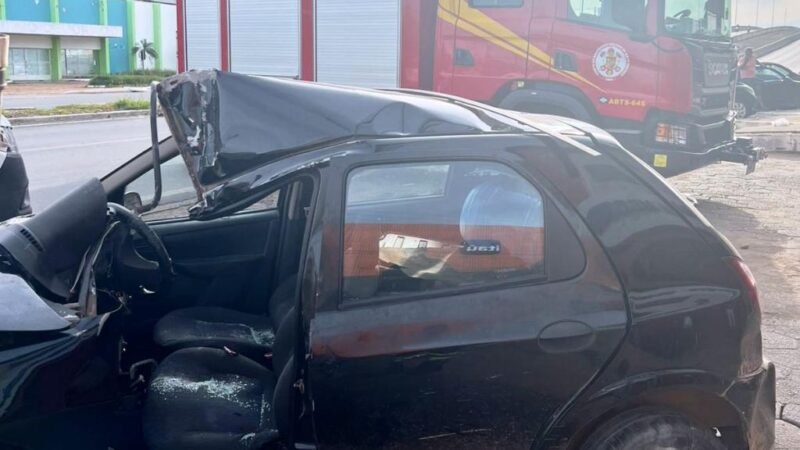 Bombeiros retiram vítima presa às ferragens de veículo após acidente em avenida da Capital