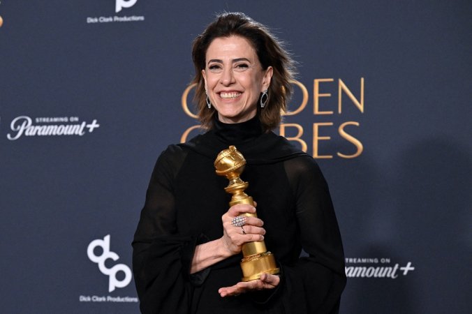 Fernanda Torres dedica Globo de Ouro de melhor atriz a Fernanda Montenegro; leia discurso na íntegra