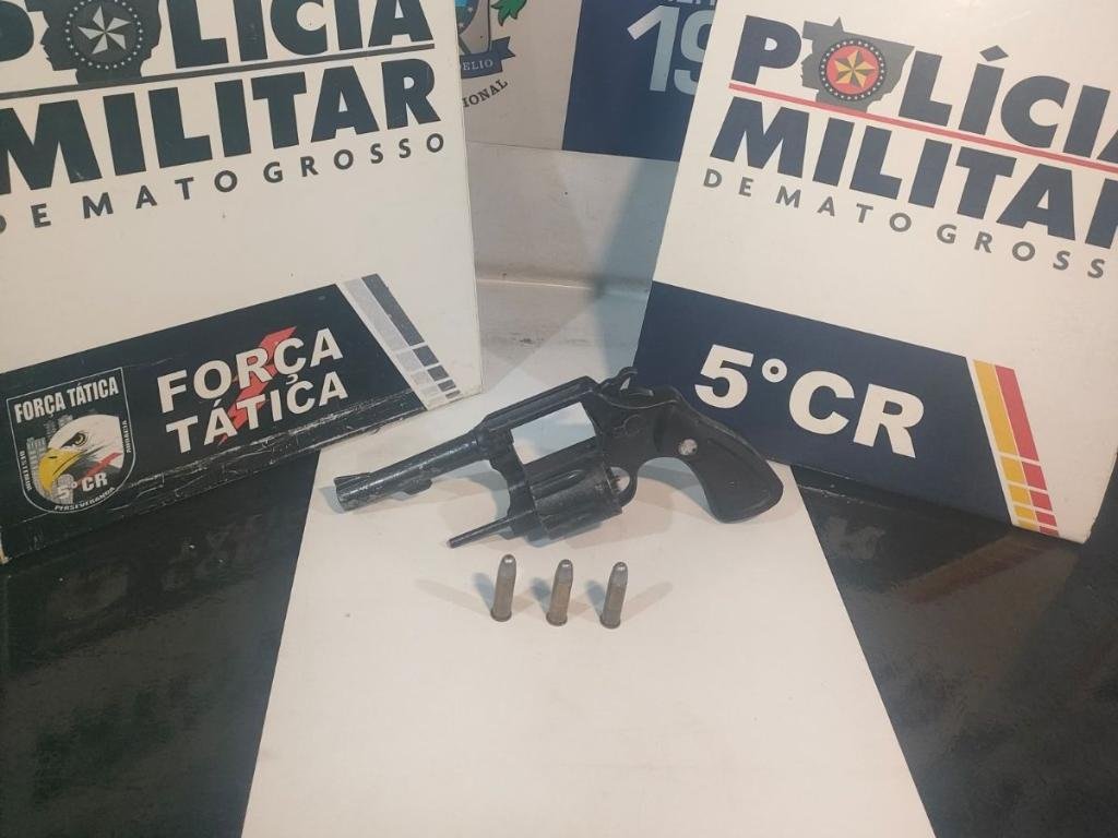 Força Tática prende quatro membros de facção criminosa e apreende arma de fogo