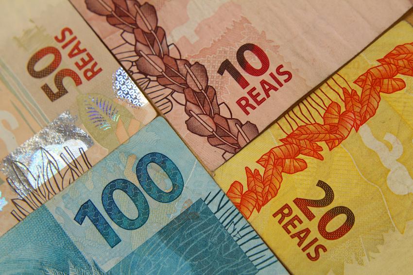 Déficit das estatais reflete interferência política, diz professor da FIA