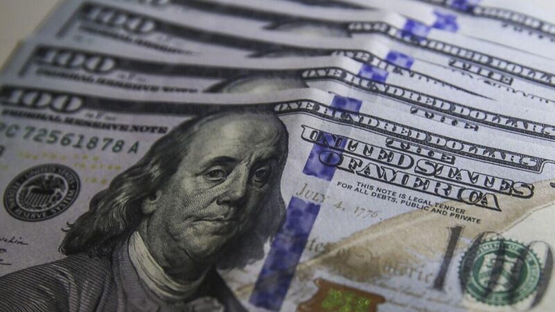 Dólar tem leve alta com tarifas recíprocas de Trump no radar