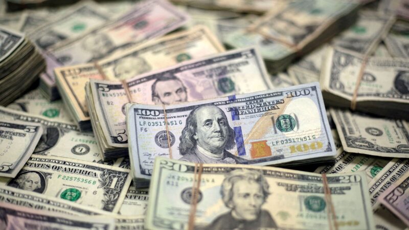 Dólar oscila em dia com mercados fechados nos EUA; Ibovespa opera estável