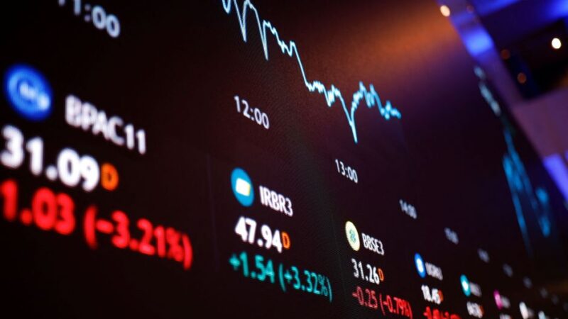 Ibovespa oscila na abertura mercado de olho em posse de Trump; dólar sobe