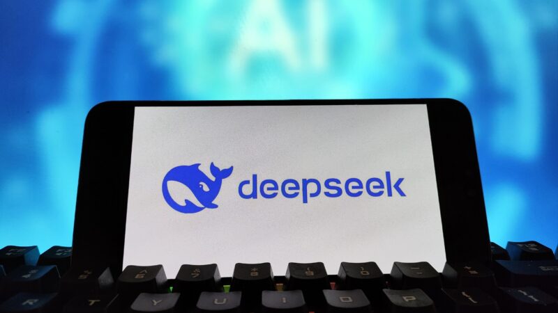 DeepSeek sofre ataque cibernético em meio a boom de novos usuários