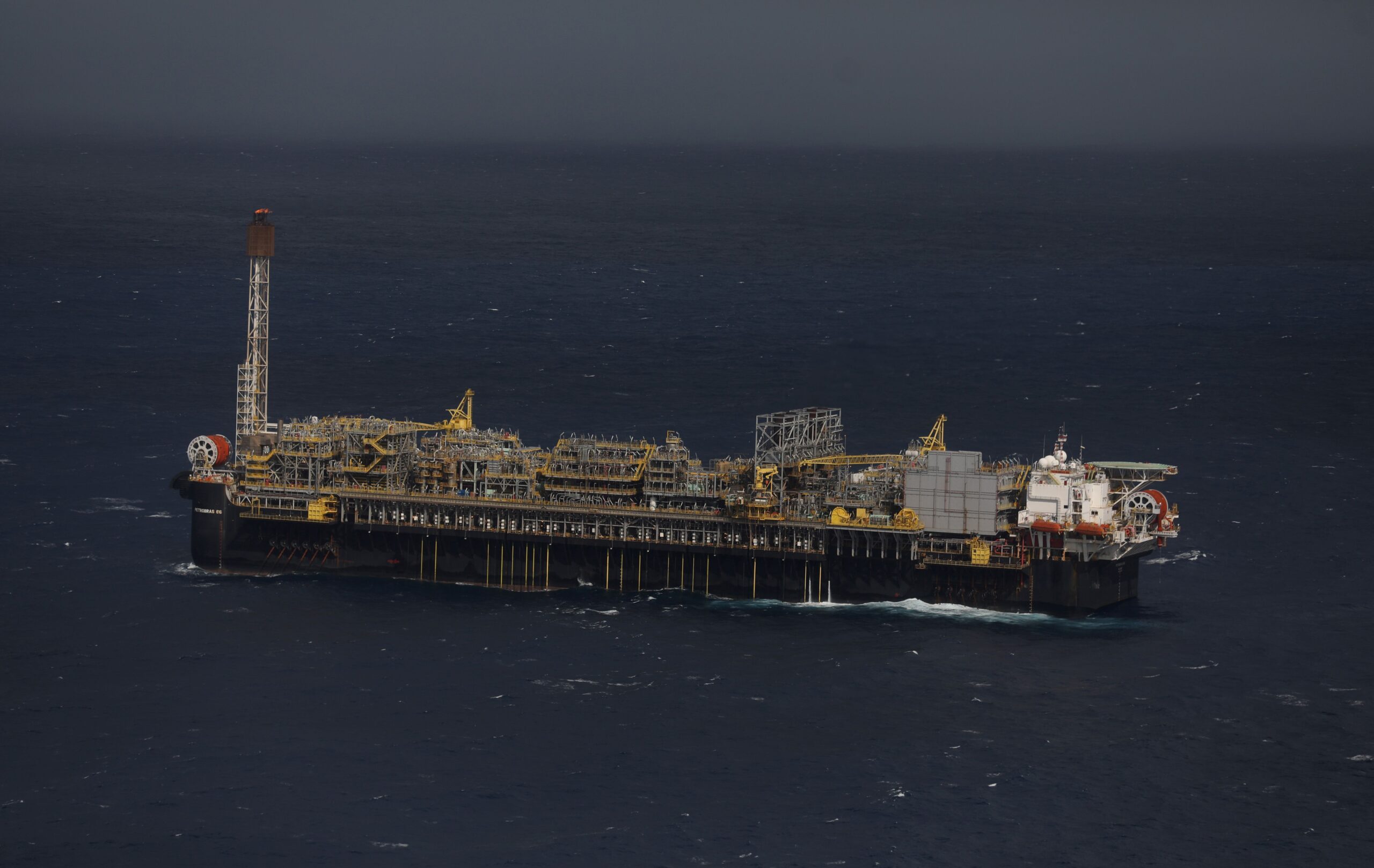 Petróleo sobe com possível interrupção de oferta e expectativa de demanda na China