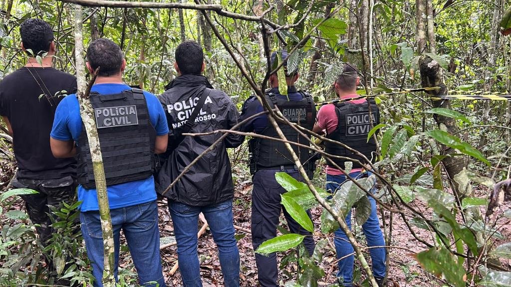 Polícia Civil e Corpo de Bombeiros localizam mais uma ossada em cemitério clandestino