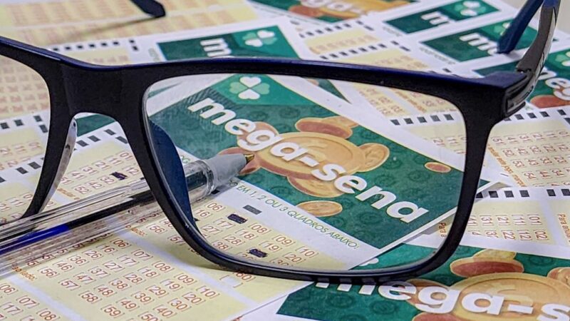 Mega-Sena 2828: sorteio desta quinta (13) pode pagar R$ 53 milhões