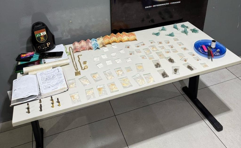 Polícia Militar prende faccionados com 61 porções de drogas e munições