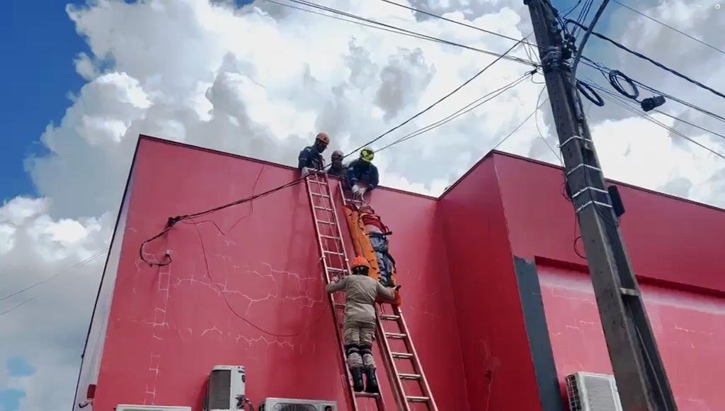 Homem leva choque elétrico em telhado e é resgatado pelos bombeiros