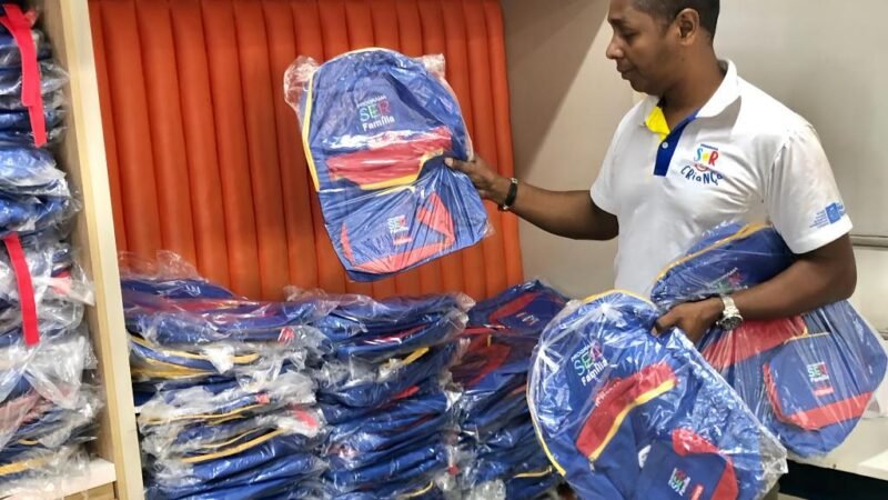 Setasc entrega kits com mochila e materiais escolares para crianças do programa Ser Família Criança em Poconé