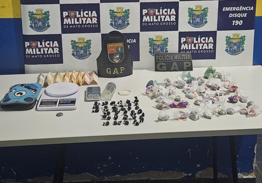 PM prende casal por tráfico e apreende mais de 70 porções de drogas