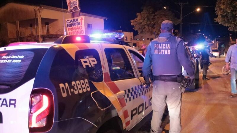 Homem em carro de luxo é preso após fazer gesto obsceno e ameaçar policiais militares