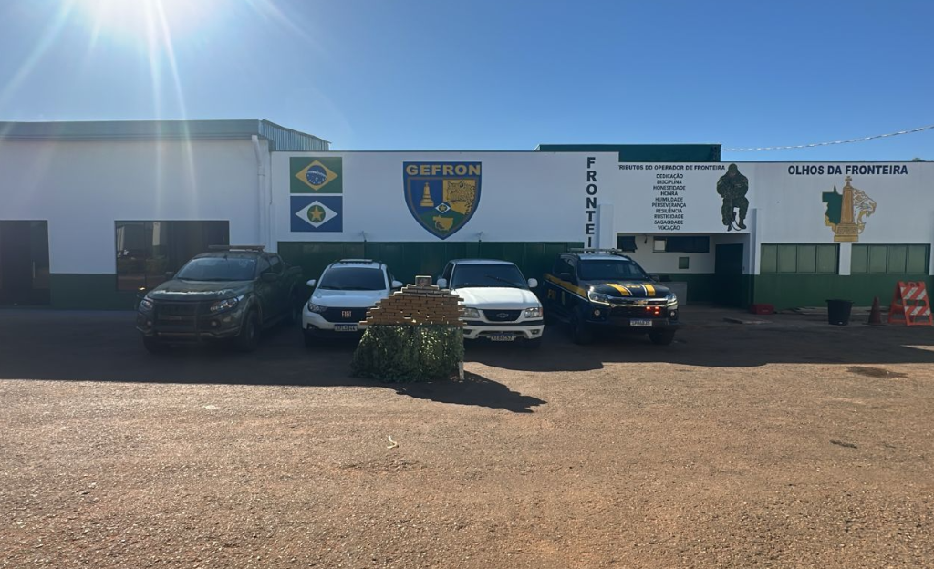 Gefron e PRF apreendem 61 tabletes de cocaína e skunk em compartimento oculto de caminhante na fronteira