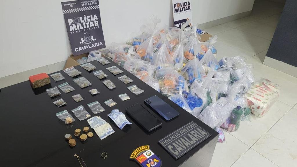 PM prende três faccionados e apreende porções de drogas e 31 cestas básicas