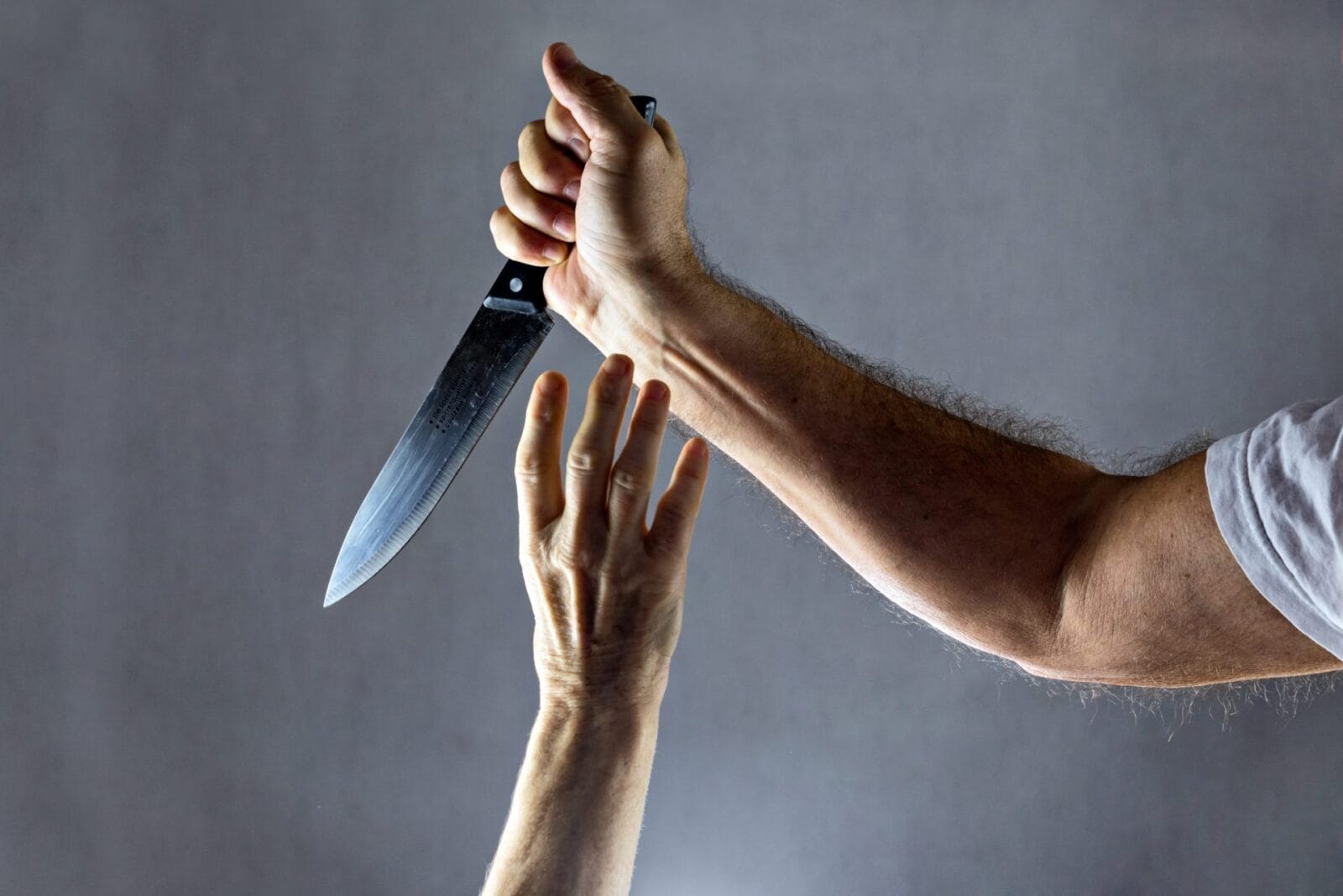 Jovem invade quitinete da ex, flagra atual namorado e tenta matá-la a facadas em Cuiabá