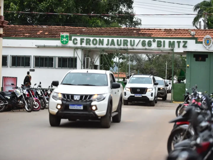 Comboio liderado pelo Tribunal de Justiça de Mato Grosso parte em direção à fronteira Brasil-Bolívia