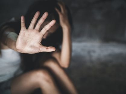 Homem é flagrado estuprando mulher atrás de rodoviária e só para após gritos de socorro